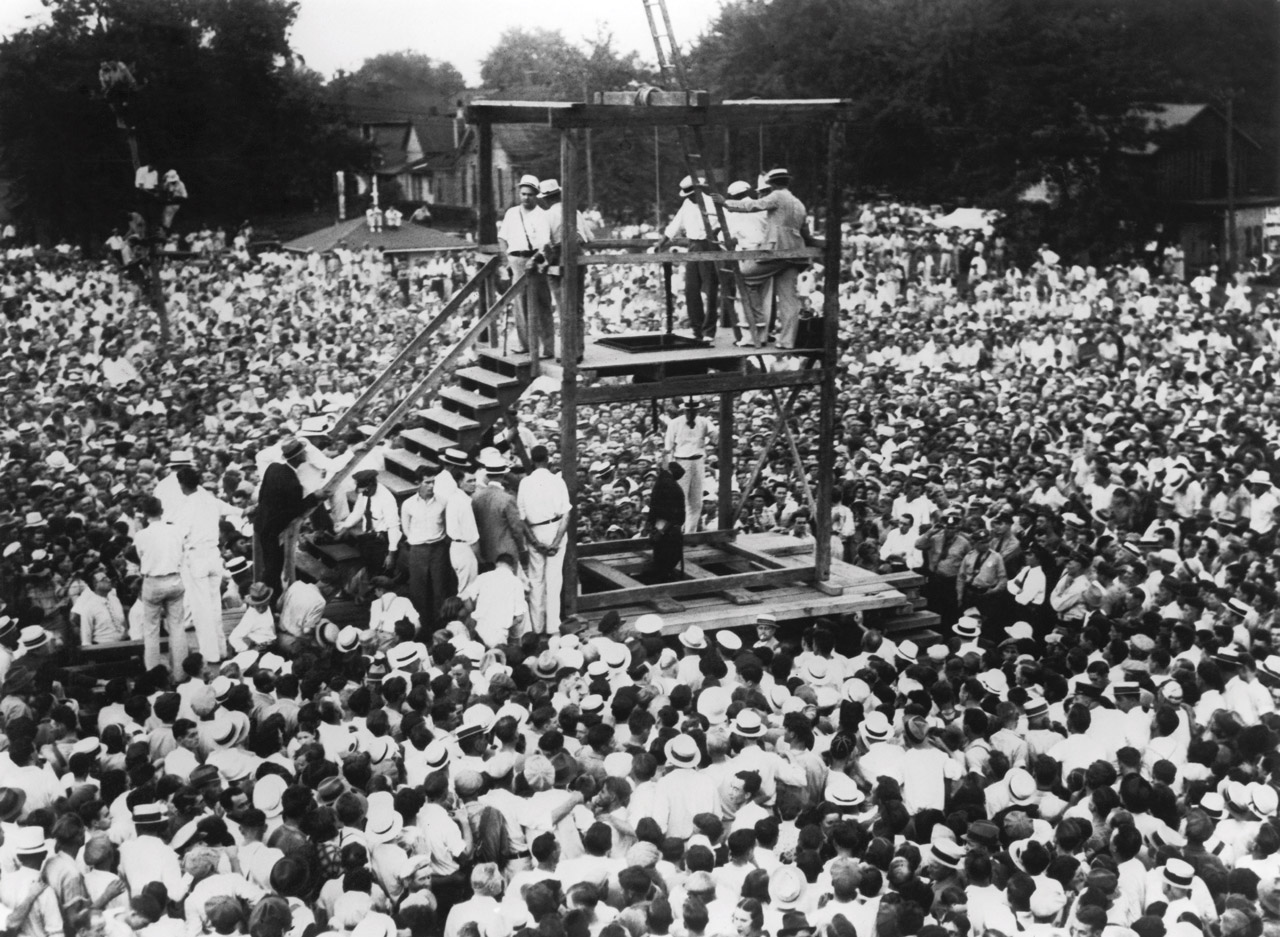 Officials in Owensboro, Kentucky, carry out a public execution in 1936